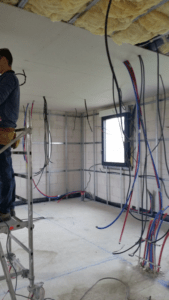 Pose des plaques de plâtre en chantier neuf